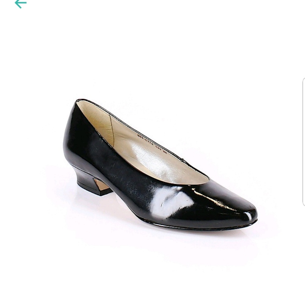Low heeled shoes